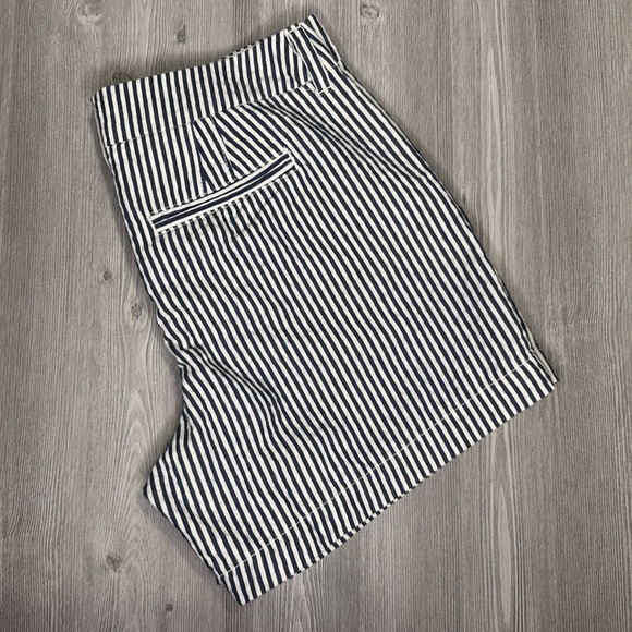 Old Navy - Everyday Shorts - 5” Inseam - Sz 0 - Blue/White Seersucker - Picture 7 of 7